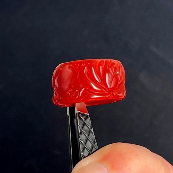 Floral Relief Pattern Band Garnet Colored Plastic Ring - Size 7 - Picture 1 of 6